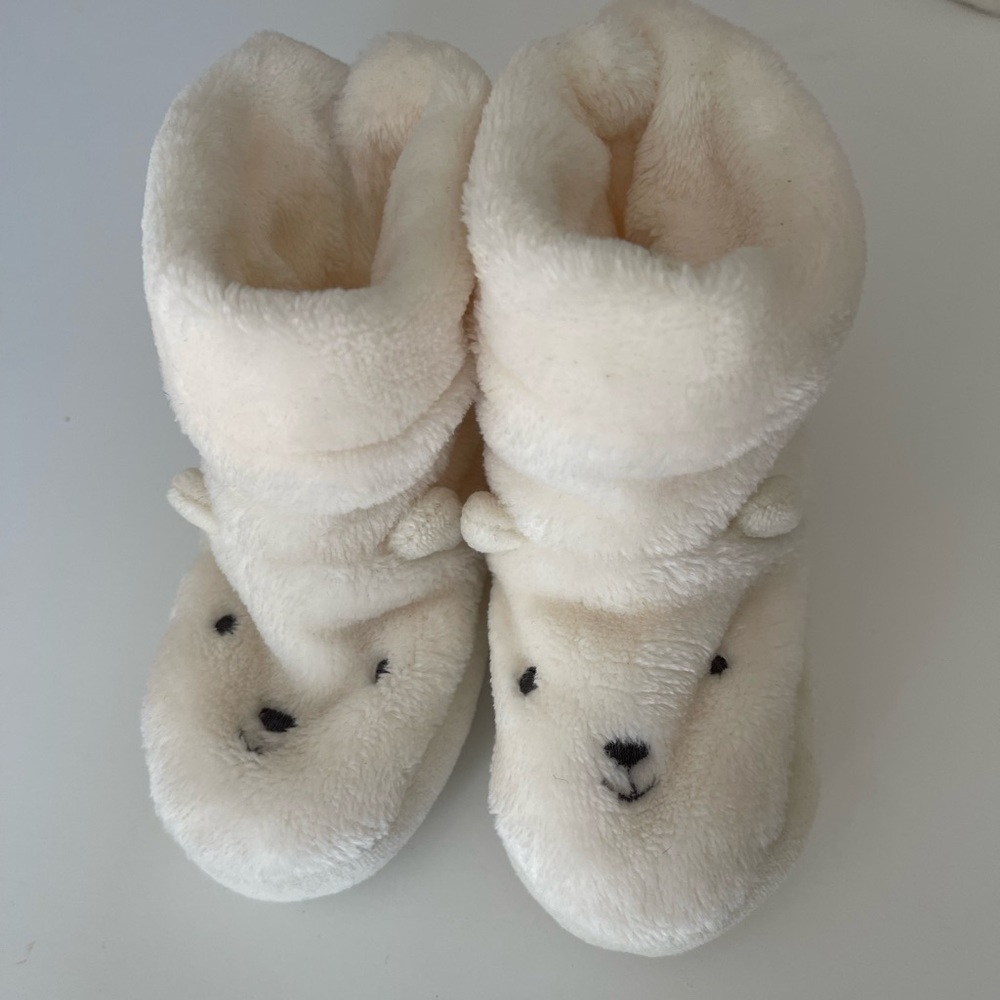 2For $10| Sock shoe H & M teddy shoes . Supper fluffy and comfy size 2.…